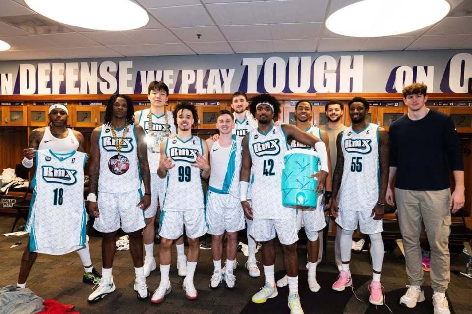 开云智能体验-杨瀚森再次参加混音大合影！表现出色挂上奖牌 站位也发生变化了